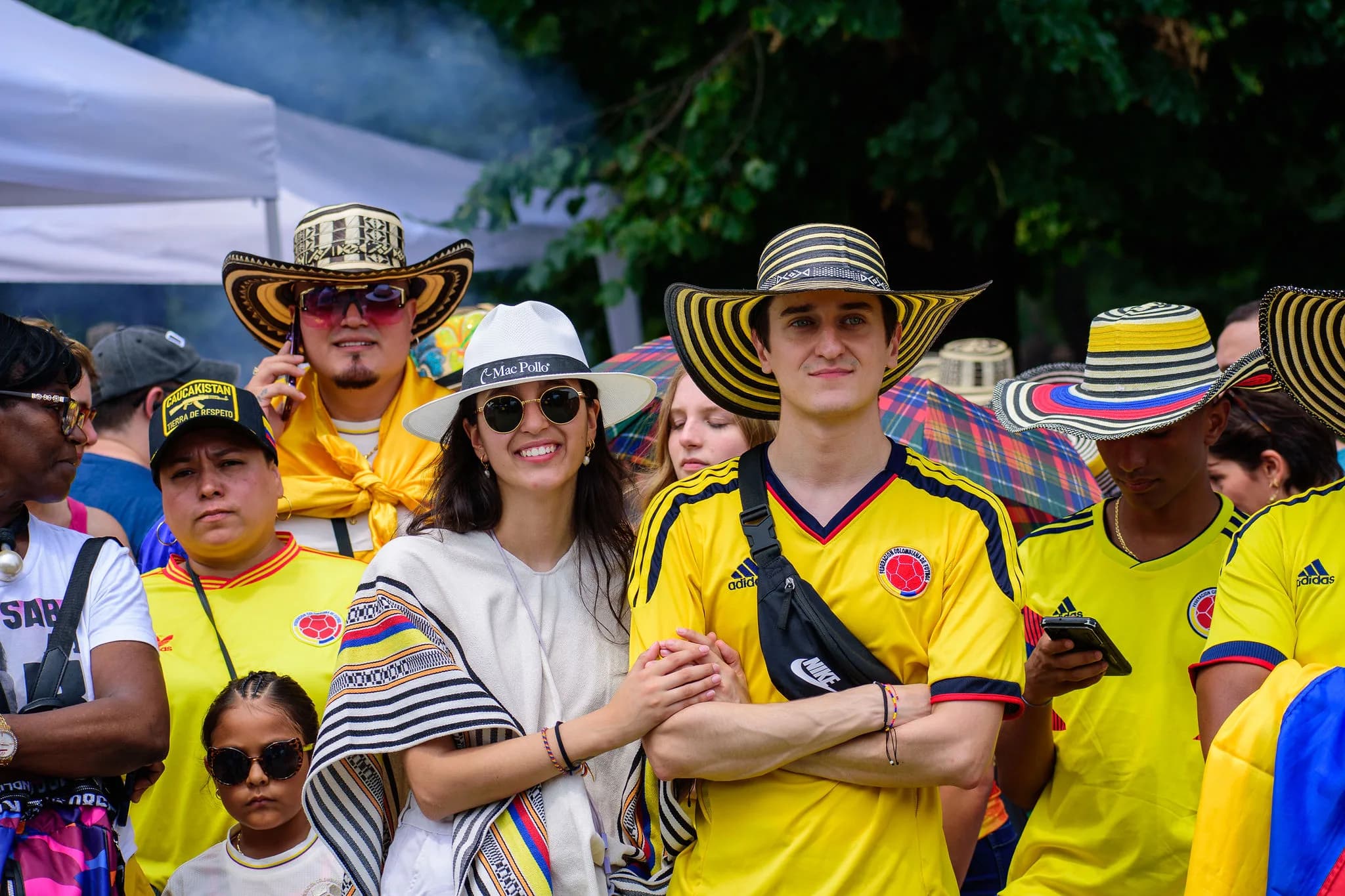 Partecipanti con maglietta gialla — Colombia Tierra Querida, Milano